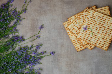 Yahudi bayramı için çiçekli geleneksel bir Hamursuz Bayramı matzoh 'su..