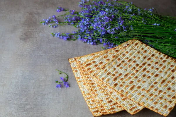 Hamursuz Bayramı arkaplanı için, çiçekli kaşer matzoh..