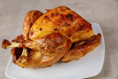 Şükran Günü için akşam yemeği tabağında lezzetli pişmiş hindi..