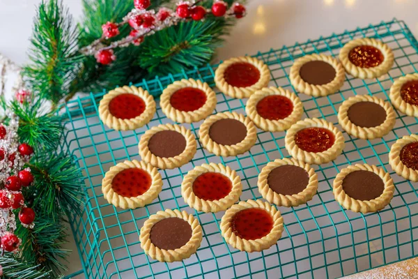 ジャムとチョコレートで作られたクリスマスクッキー — ストック写真
