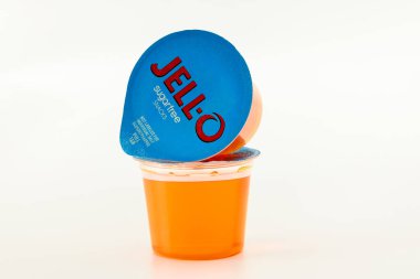3 Şubat 2023. Spartanburg, SC USA. Plastik içinde jöle-O portakallı jöle paketi..