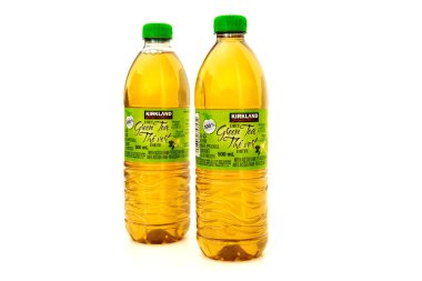 3 Şubat 2023. Spartanburg, SC USA. Kirkland imza şirketinin narenciye aromalı plastik yeşil çay şişeleri..