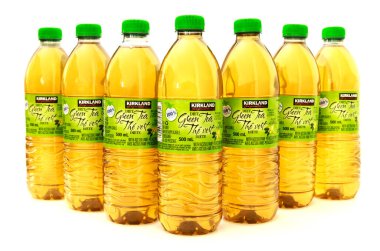 3 Şubat 2023. Spartanburg, SC USA. Kirkland imzalı narenciye aromalı yeşil çay şişeleri..