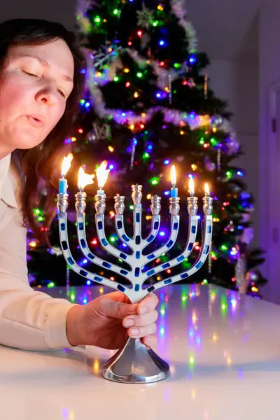 Judaico Soprando Velas Ardentes Hanukkah Menorah — Fotografia de Stock