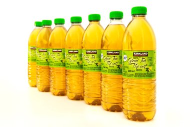 3 Şubat 2023. Spartanburg, SC USA. Kirkland marka yeşil çay şişeleri narenciye aromalı..