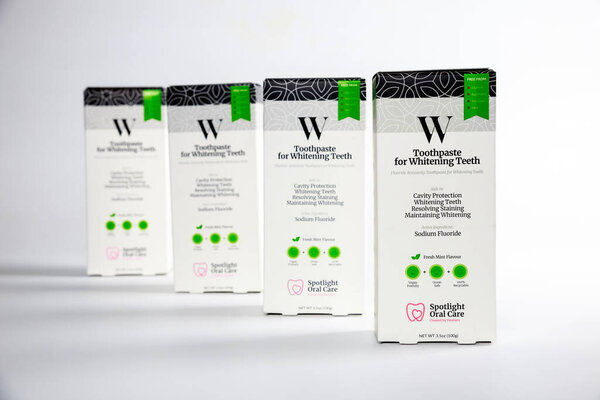 7 февраля 2022 года. Spartanburg, SC USA. Зубная паста для отбеливания зубов от Spotlight Oral Care.