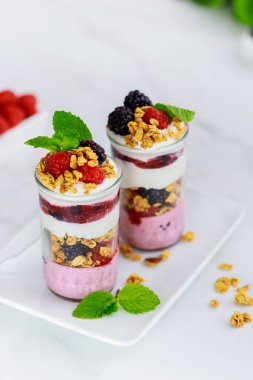 Çilekli pannacotta Yunan yoğurdu ve granola.
