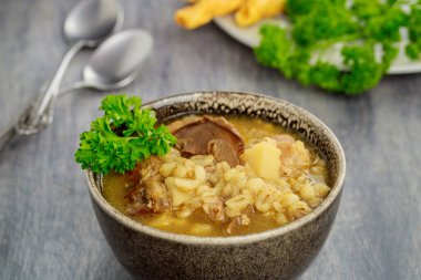 Patates ve inci arpalı Portobello mantar çorbası. Kapat..