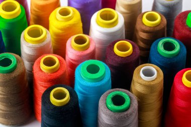 Renkli ipliklerle iplik makara seti dikiliyor.