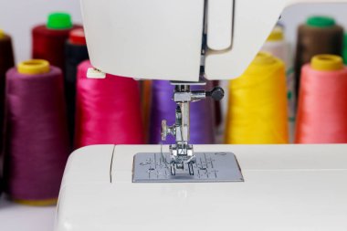 Dikiş makinelerinde renkli iplikler kullanılır.