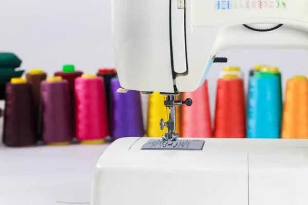 Разноцветные Нити Используются Швейных Машинах Стоковое Фото