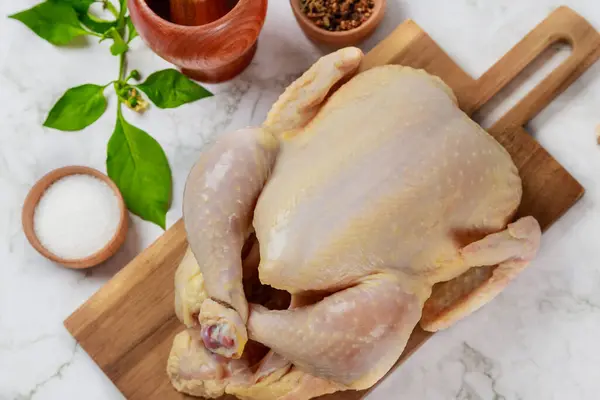 Surowy Kurczak Jest Przygotowany Gotowania Przyprawami Zdjęcia Stockowe bez tantiem