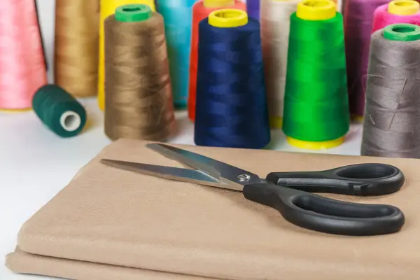 縫う機械のためのさまざまな色の糸のスプール ロイヤリティフリーのストック画像