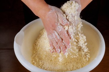 Peynirli ekmek hamuru yapmak için peynirle unu karıştıran kadın. Paraguay Mutfağı.