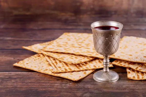 Hamursuz Bayramı için Yahudi bayramı masası ve Yahudi şarabı için de matza ve metal bardak..