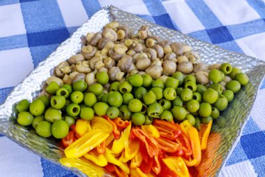 Salamura edilmiş yeşil zeytin, mantarlı ve biberli..