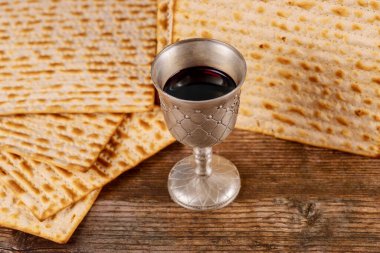 Hamursuz Bayramı için Yahudi bayramı masası ve Yahudi şarabı için de matza ve metal bardak..