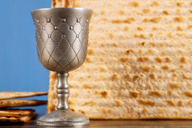 Matza ve içi şarap dolu gümüş bir kupa. Yahudi bayramı kavramı.