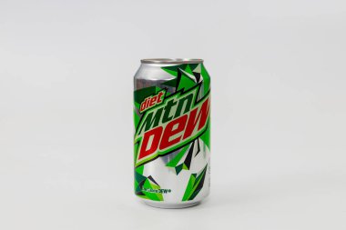6 Mart 2023. Spartanburg, SC USA. Mtn Dew diyet gazozunun renkli etiketi ve belirgin tasarımı. Cesur grafikleriyle kolayca tanınabilir..