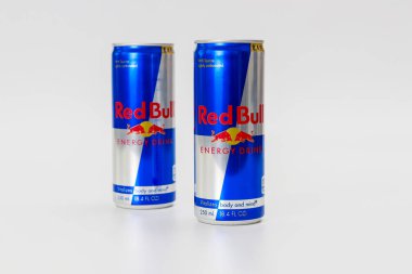 23 Şubat 2023. Spartanburg, SC USA. İki canlı Red Bull enerji içeceği. Egzersiz, eğitim ya da gece yarısı aktiviteleri için canlandırıcı destek sunuyor..