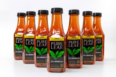 6 Mart 2023. Spartanburg, SC USA. Düzgünce dizilmiş birkaç şişe saf yaprak demlenmiş çay. Her şişe, ferahlatıcı çekiciliğini gösteren limon aromalı etikete sahip..