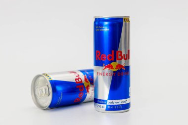 23 Şubat 2023. Spartanburg, SC USA. İki Red Bull enerji içeceği kutusu, biri dik ve diğeri hafif eğimli. Parlak mavi ve gümüş tasarım belirgin bir marka vurguluyor.