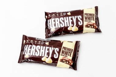 12 Şubat 2023 'te. Spartanburg, SC USA. Güneşli mutfakta tezgahın üzerine düzgünce yerleştirilmiş iki paket Hershey beyaz çikolata kreması. Tatlı şeyler pişirmek ya da atıştırmak için mükemmeldir..