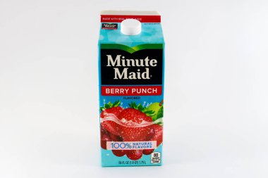6 Temmuz 2023. Spartanburg, SC USA. Renkli Minute Maid meyveli punç kartonunda canlı grafikler sergileniyor ve 100 sunduğu doğal tatlar vurgulanıyor.