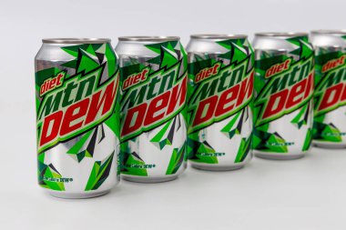 6 Mart 2023. Spartanburg, SC USA. Birkaç kutu Mtn Dew diyet sodası sade beyaz arkaplan üzerine dizilmiş ürün düzenleme ve tasarım özelliklerini ön plana çıkarıyor.
