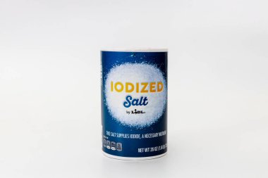 6 Mart 2023. Spartanburg, SC USA. Dengeli beslenme ve çeşitli tariflerdeki lezzetleri artırmak için Lidl tarafından iyolaştırılmış tuz kabı.