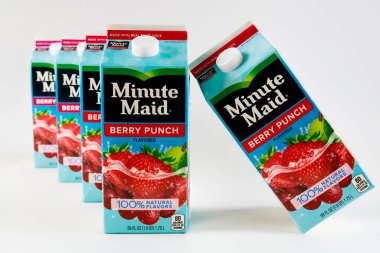 6 Temmuz 2023. Spartanburg, SC USA. Düzgünce dizilmiş Minute Maid meyveli kokteyl kutuları canlı grafikler sergiliyor, enerjik bir titreşim yaratıyor..