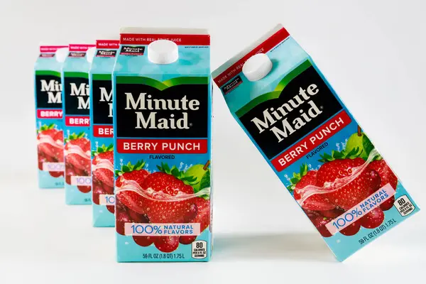 6 Temmuz 2023. Spartanburg, SC USA. Düzgünce dizilmiş Minute Maid meyveli kokteyl kutuları canlı grafikler sergiliyor, enerjik bir titreşim yaratıyor..