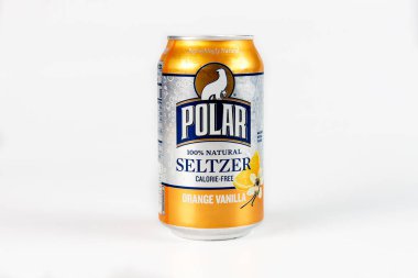 6 Temmuz 2023. Spartanburg, SC USA. Kutup portakallı vanilyalı soda kutusu parlak etiketinde bir kutup ayısı amblemi gösteriyor..