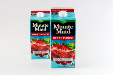 6 Temmuz 2023. Spartanburg, SC USA. İki karton Minute Maid meyveli punç. Etiketlerde doğal tatlar vurgulanıyor, içki meraklılarına hitap ediliyor.