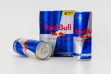 23 Şubat 2023. Spartanburg, SC USA. İki kutu Red Bull popüler enerji içeceği iyi aydınlatılmış bir ortamda dört paketli kutunun yanında dinleniyor..