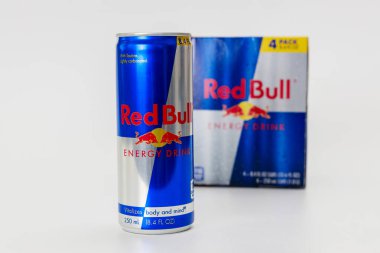 23 Şubat 2023. Spartanburg, SC USA. Red Bull enerji içeceği bariz bir şekilde duruyor ve parlak tasarımını sergiliyor..