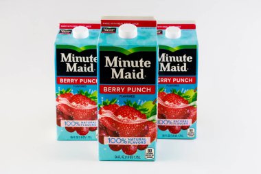 6 Temmuz 2023. Spartanburg, SC USA. Beyaz yüzeyde üç karton Minute Maid meyveli punç, doğal tatları ve susuzluğu gideren ferahlatıcıyı teşvik eder..