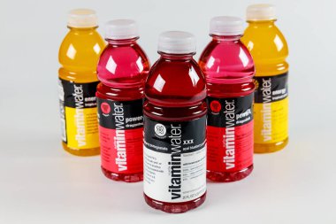 6 Temmuz 2023. Spartanburg, SC USA. Vitamin su şişelerinin toplanması çeşitli tatlar sunuyor. Her şişede eşsiz lezzetleri vurgulayan farklı etiketler var..