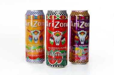 24 Ağustos 2023. Spartanburg, SC USA. Üç canlı, Arizona meyve suyu kokteyli yan yana durur, müsko mango, karpuz ve meyve kokteyli çeşitleri sergilenir..
