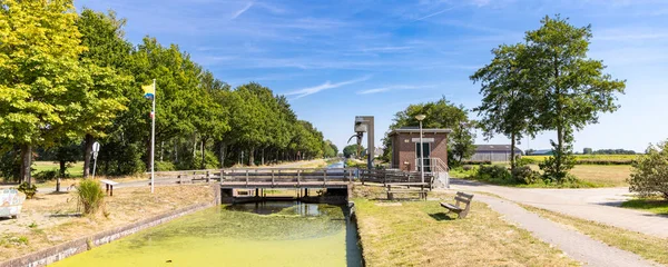 荷兰格罗宁根市韦斯特夸蒂埃市Jonkersvaart街区的浸润性水笔虫运河 — 图库照片