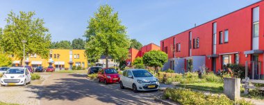 Marum, Hollanda - 9 Eylül 2022: Hollanda 'nın Groningen ilindeki Westerkwartier belediyesi Marum' daki Willem Dreeslaan 'da renkli evler