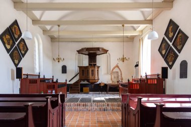 Nuis, Hollanda - 2 Eylül 2022: Hollanda 'nın Groningen ilindeki Westerkwartier belediyesindeki Nuis kentindeki Roma Gotik Kilisesi