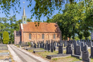 Nuis, Hollanda - 2 Eylül 2022: Hollanda 'nın Groningen ilindeki Westerkwartier belediyesinde Nuis' de mezarlığı olan Roma Gotik Kilisesi