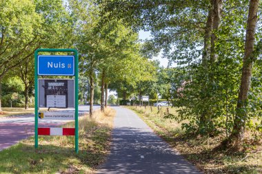 Nuis, Hollanda - 2 Eylül 2022: Hollanda 'nın Groningen ilindeki Westerkwartier belediyesinde yer adı Nuis