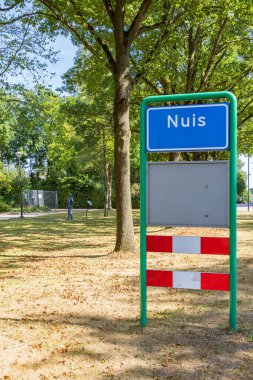 Nuis, Hollanda - 2 Eylül 2022: Hollanda 'nın Groningen ilindeki Westerkwartier belediyesinde yer adı Nuis