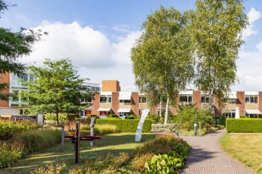 Leek, Hollanda - 10 Eylül 2022: Hollanda 'da Westerkwartier Groningen ilinin Leek ilçesinde bulunan Vrewold huzurevinin yeşil ve rahat bahçesi