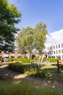 Leek, Hollanda - 10 Eylül 2022: Hollanda 'da Westerkwartier Groningen ilinin Leek ilçesinde bulunan Vrewold huzurevinin yeşil ve rahat bahçesi