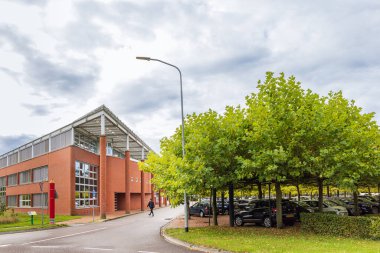 Zuidhorn, Hollanda - 25 Eylül 2022: Hollanda 'nın Groningen ilindeki Zuidhorn belediyesinde belediye binası ve yeşil park yeri