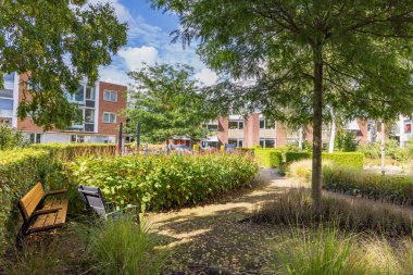 Leek, Hollanda - 10 Eylül 2022: Hollanda 'da Westerkwartier Groningen ilinin Leek ilçesinde bulunan Vrewold huzurevinin yeşil ve rahat bahçesi