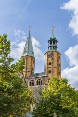 Harz 'da Goslar UNESCO dünya kültür mirası sahasında iki kulesi olan pazar kilisesi, Almanya' da Aşağı Saksonya